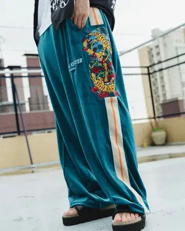 터콰이즈색 자수 조거 팬츠