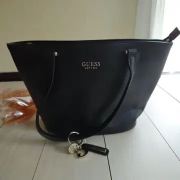 GUESS 게스/토트백/블랙/로고 참 포함