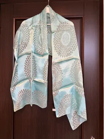 파란색 꽃무늬 실크 터치 스톨