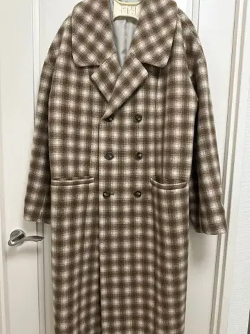 브라운 계열 체크 더블 브레스트 롱 코트