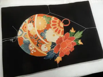 순수 실크 블랙 베이스 크레이프 원단에 빨간색 꽃과 방울 가가 유젠풍