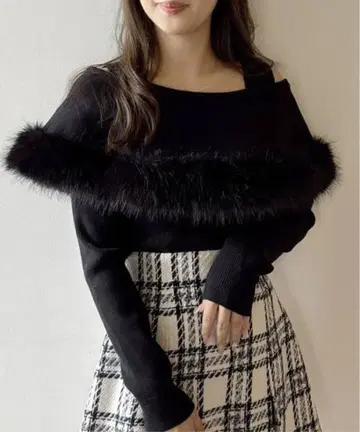 NOMAE 퍼 오프숄더 케이프 칼라 니트