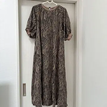 THOUSAND MILE 퍼프 슬리브 플레어 원피스 제브라 패턴