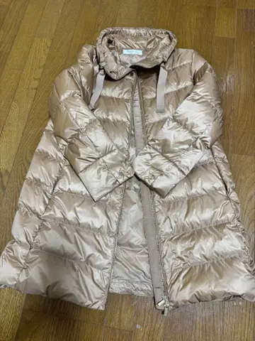 베이지 다운 자켓 스냅 버튼 포함