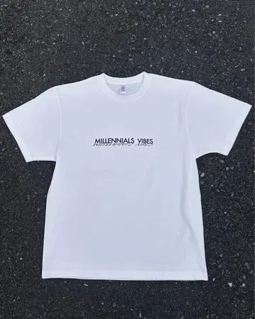 밀레니얼 바이브스 T셔츠 화이트