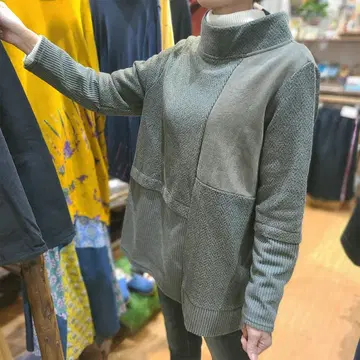 카키 하이넥 패치워크 상의