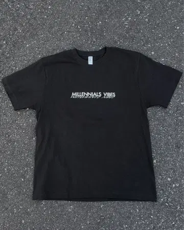 밀레니얼 바이브스 블랙 T셔츠