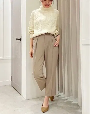 스트라 아이보리 케이블 니트