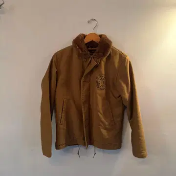 카키색 퍼 달린 밀리터리 자켓