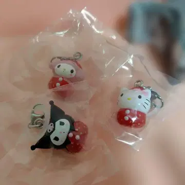 산리오 캐릭터즈 딸기 메지루시 액세서리