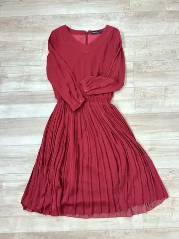 어반 리서치 빨간색 보르도 플리츠 긴팔 원피스