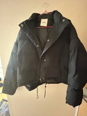 [ 현재 가격 인하 중 ] GYDA 블랙 숏 다운 자켓