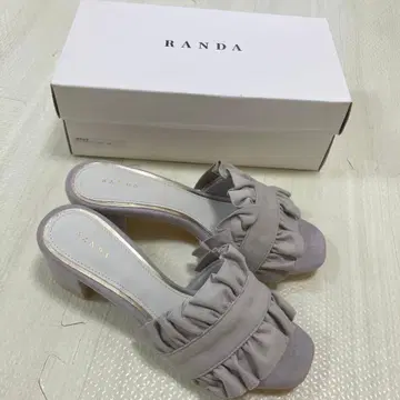 새상품 RANDA 스웨이드 프릴 라이트 그레이 그레이지 샌들 뮬