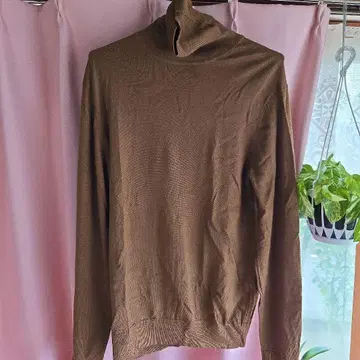UNIQLO 브라운 터틀넥 스웨터