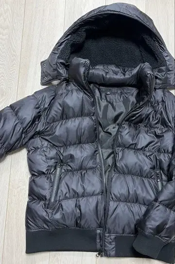 블랙 후드 부착 다운 자켓
