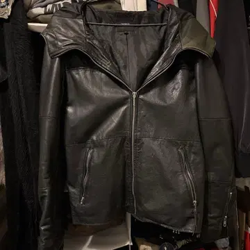 후드 부착 블랙 가죽 자켓