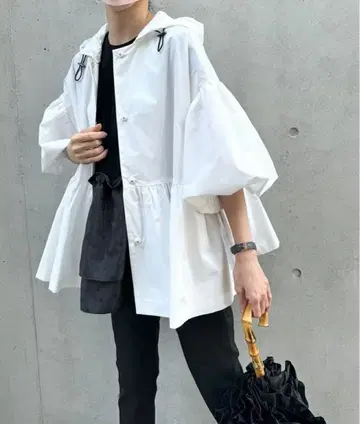 미사용 새상품 아메노치하레 벌룬 슬리브 우천용 라이트 코트 화이트