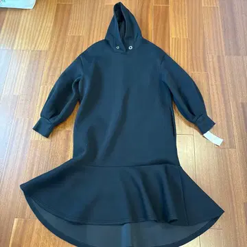 후드 부착 블랙 플레어 원피스