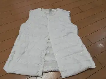 컨디션 최상 1회 착용 M 사이즈 유니클로 다운 베스트 화이트