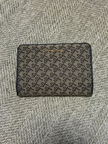 모노그램 패턴 이단 접이식 지갑 골드 금장 장식