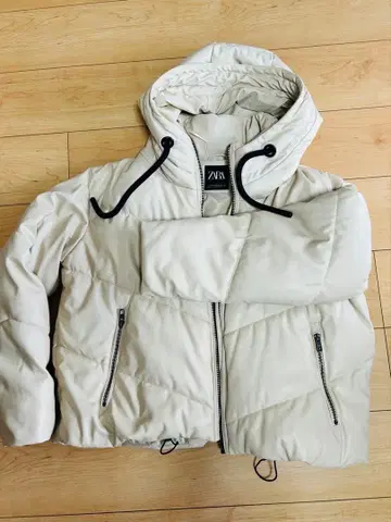 ZARA 후드 부착 다운 자켓 크림색