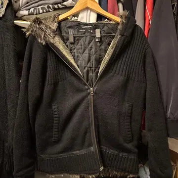 퍼 달린 블랙 니트 후드티