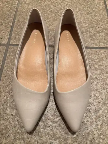 RANDA 라이트 그레이 스틸레토 펌프스