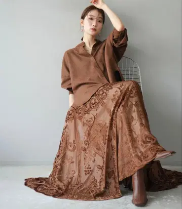 스웨이드 밴드 칼라 오버 셔츠 + 앤티크 패턴 플로키 맥시 스커트