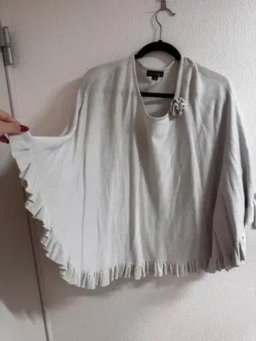 그레이 CLATHAS (클레이서스) 밑단 프릴 케이프 니트