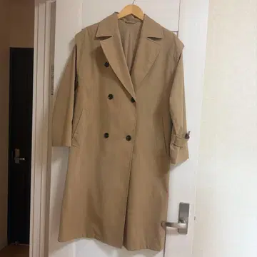 베이지 더블 브레스트 트렌치코트
