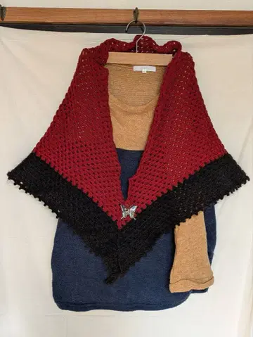 크림슨 x 블랙 컬러의 삼각형 스톨