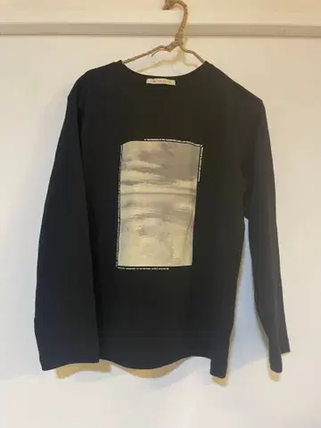 그래픽 프린트 블랙 긴팔 티셔츠