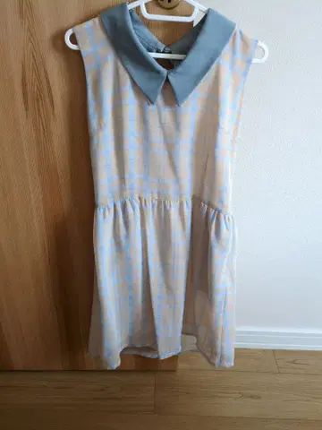 슬리브리스 체크 무늬 원피스