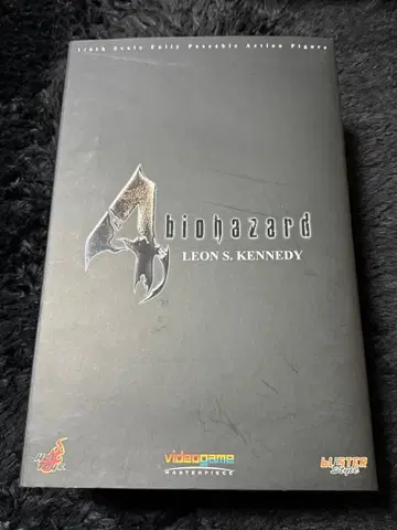 바이오하자드 4 레온 S. 케네디 핫토이즈 피규어