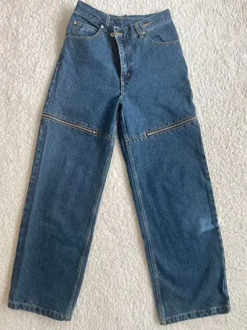 지퍼 달린 다크 블루 데님 팬츠