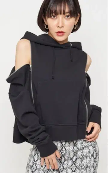 SPIRALGIRL ZIP 오픈 숄더 2Way 맨투맨 상의 블랙