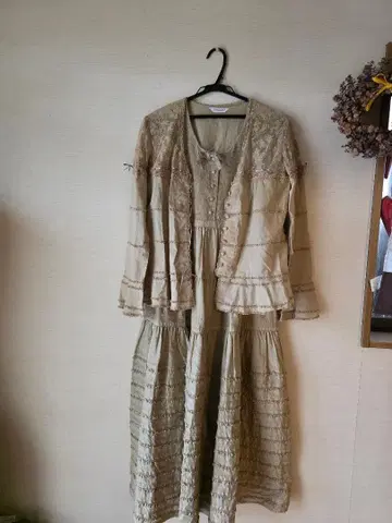 베이지 레이스 가디건과 드레스 세트