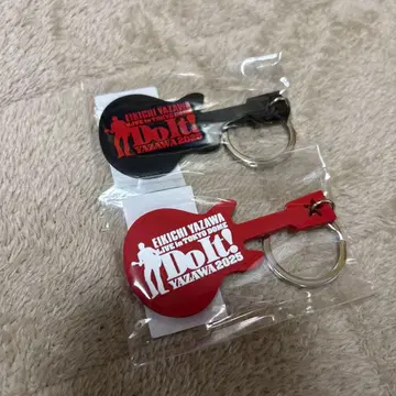 YAZAWA 기타형 키링 빨간색 블랙 도쿄돔 2개 세트