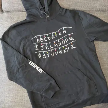 스트레인저 씽스 후드티 블랙 (ENSKY)