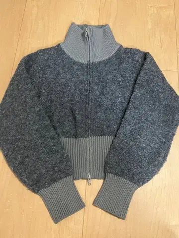 DISPATCHER NO.8 그레이 크롭 스웨터