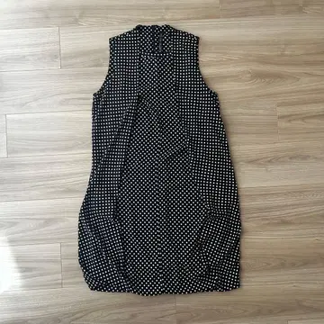 슬리브리스 원피스 모노톤 도트 무늬 모드