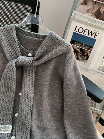 그레이 후드 부착 니트 스웨터
