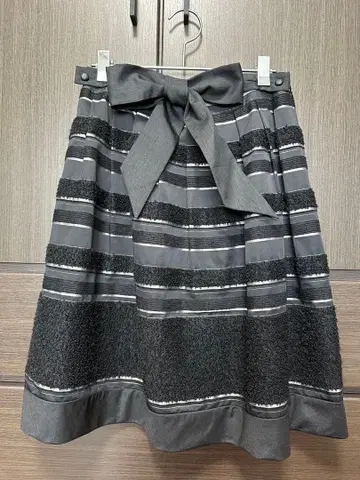 새상품급 투 비 시크 이소재 스커트