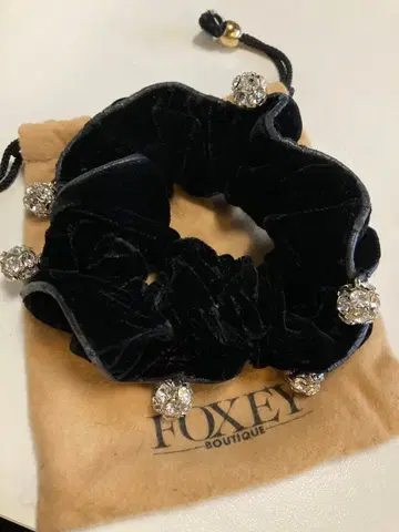 FOXEY 폭시 벨로아 반짝이는 지르코니아 볼 스크런치 블랙