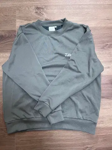 다이와 로고 프린트 크루넥 맨투맨