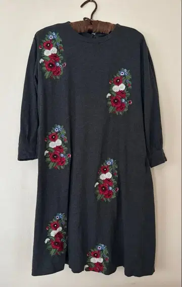 SUPER HAKKA 슈퍼 하카 자수 원피스 그레이 17호 정도입니다.