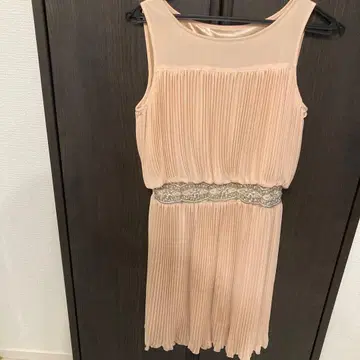 베이지 플리츠 슬리브리스 원피스