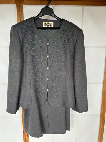 다크 그레이 자수 스커트 수트 사이즈 40 (L. 11호)