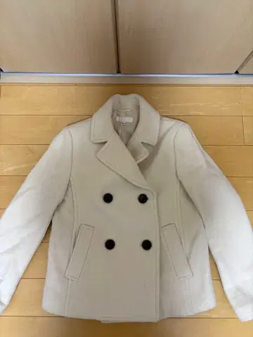 화이트 피 코트 블랙 버튼