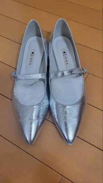 DIANA 실버 스틸레토 플랫슈즈
